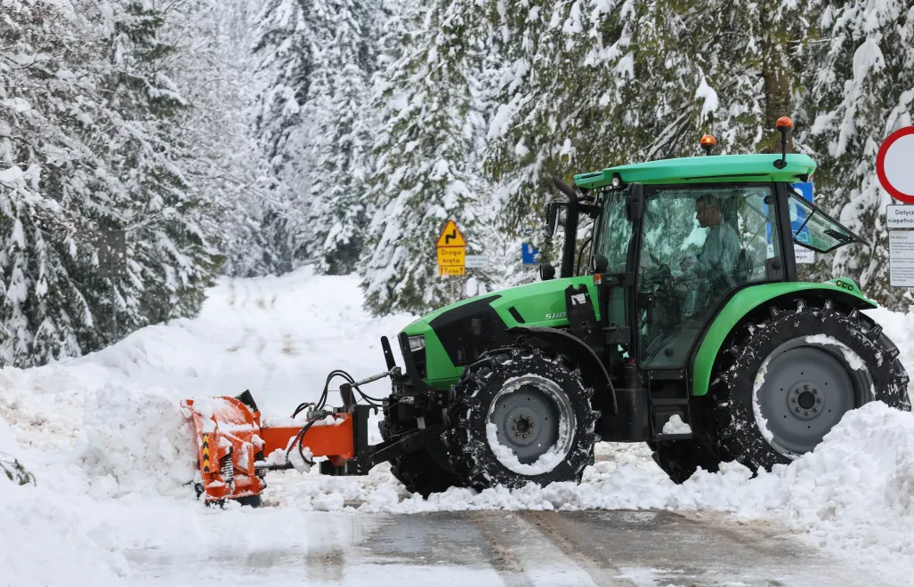 Odśnieżanie szlaków w Tatrach. Fot. PAP/Grzegorz Momot 