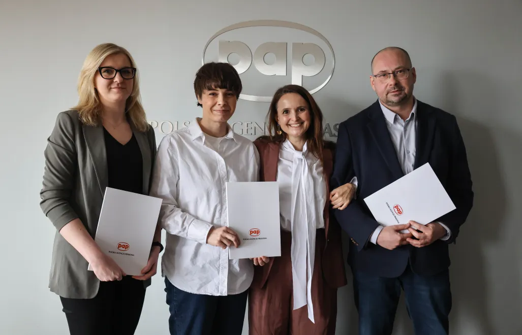 Prezes Polskiej Agencji Prasowej Marek Błoński (P), prezes zarządu Fundacji Polskiej Agencji Prasowej Magdalena Chodak (2L), członek zarządu Fundacji Polskiej Agencji Prasowej Magdalena Żuk (L) i prezeska Fundacji Edukacyjnej Perspektywy Bianka Siwińska (2P). Fot. PAP/Albert Zawada