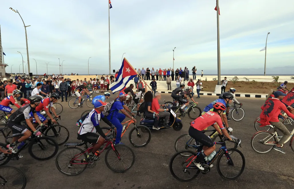 Проправительственный марш на Кубе. Фотоиллюстрация. Fot. PAP/EPA/Ernesto Mastrascusa