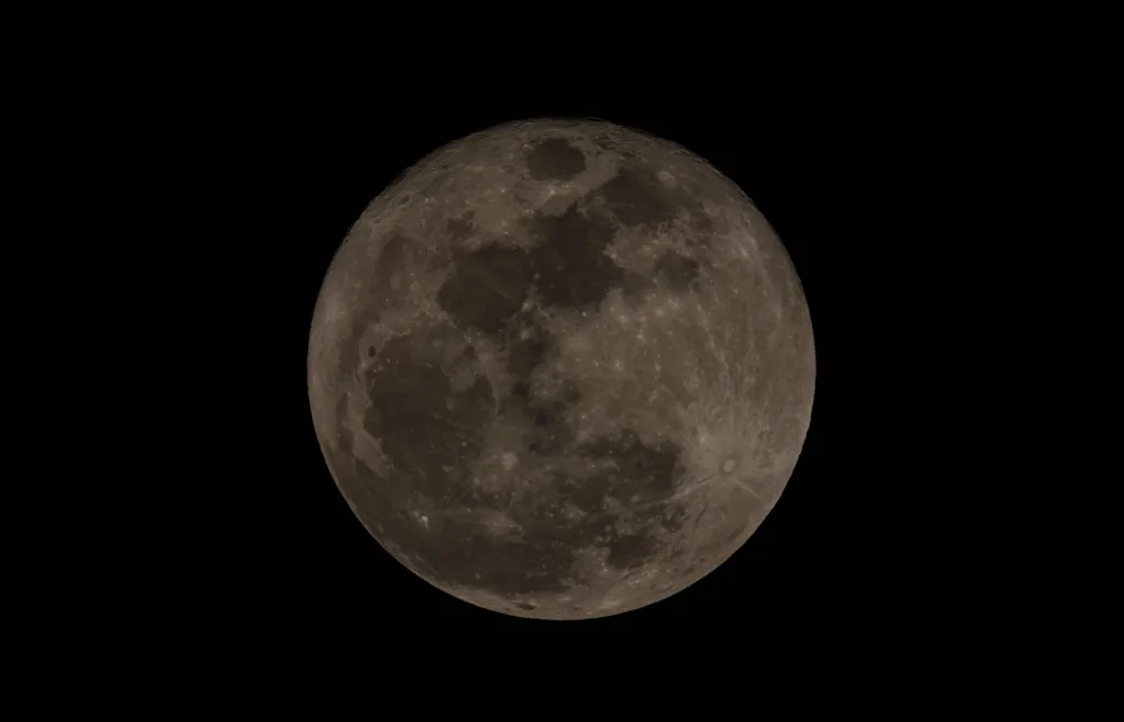 Księżyc w pełni. Fot. PAP/ EPA/ALI HAIDER 