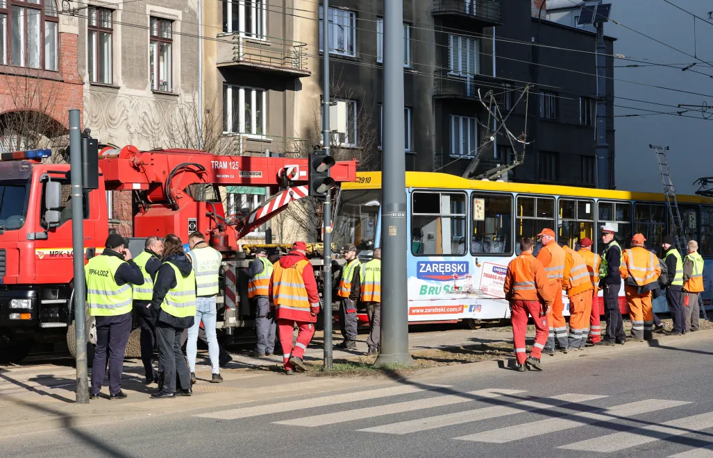 W wyniku wypadku dwie osoby zostały hospitalizowane. Fot. PAP/Zubrzycki Marian