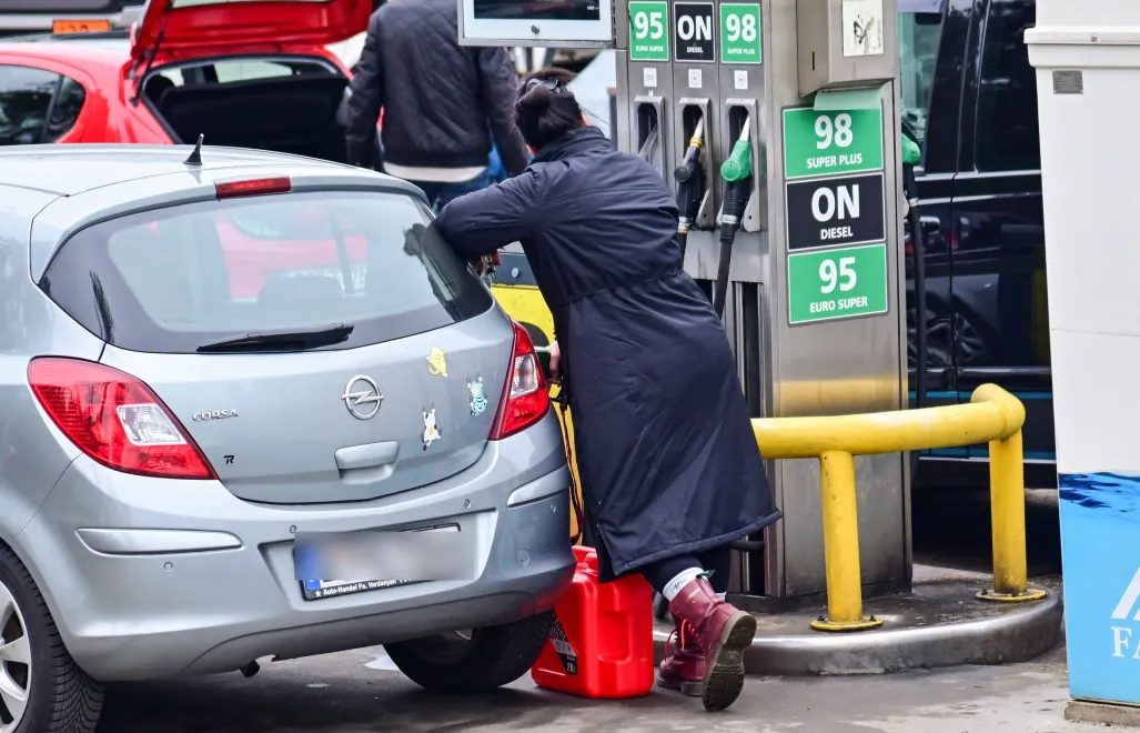 Tankowanie na stacji paliw Fot. PAP/Marcin Bielecki