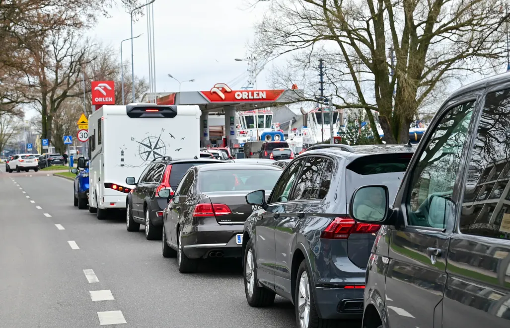 Kolejka kierowców z Niemiec w Świnoujściu, fot. PAP/Marcin Bielecki