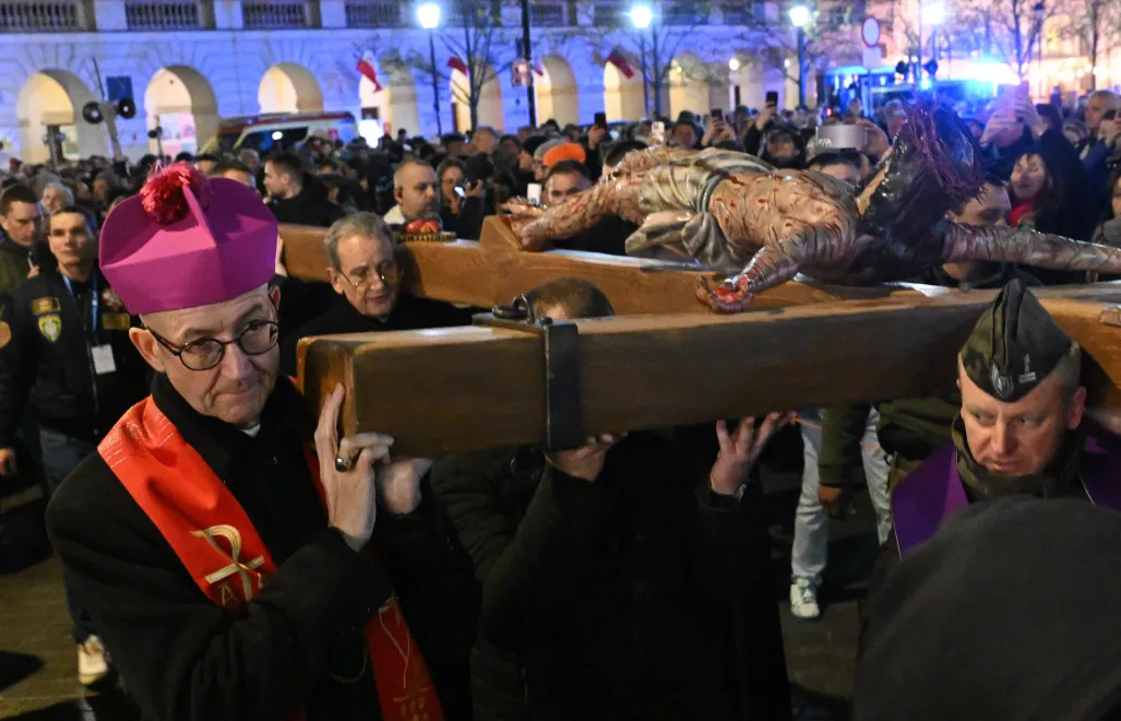 Metropolita warszawski abp Adrian Galbas (L) podczas Centralnej Drogi Krzyżowej na ulicach Warszawy w Wielki Piątek. Fot. PAP/Radek Pietruszka