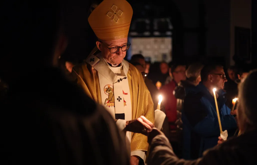  Wielka Sobota. Metropolita warszawski abp. Adrian Galbas przewodniczy liturgii Wigilii Paschalnej Zmartwychwstania Pańskiego z procesją rezurekcyjną w Archikatedrze Warszawskiej, fot. PAP/Albert Zawada