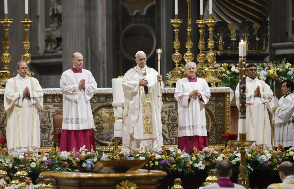 Papież Leon XIV podczas mszy Wigilii Paschalnej, fot. PAP/EPA/ANSA/FABIO FRUSTACI