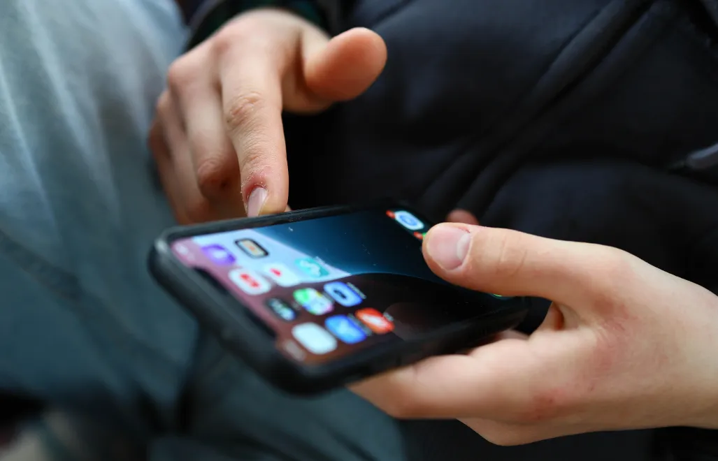 Smartfon w rękach dziecka. Fot. PAP/Szymon Pulcyn