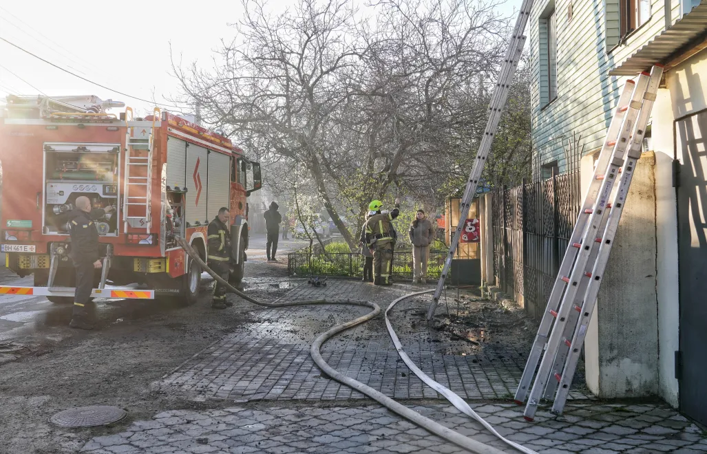 Работа спасателей в Одессе после российского обстрела 6 апреля 2026 года. Фотоиллюстрация. Fot. PAP/Alena Solomonova