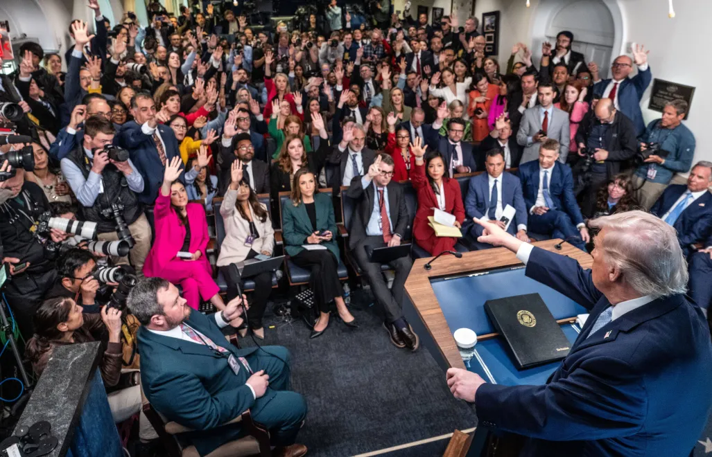 Donald Trump podczas konferencji prasowej w Białym Domu Fot. PAP/EPA/AARON SCHWARTZ / POOL
