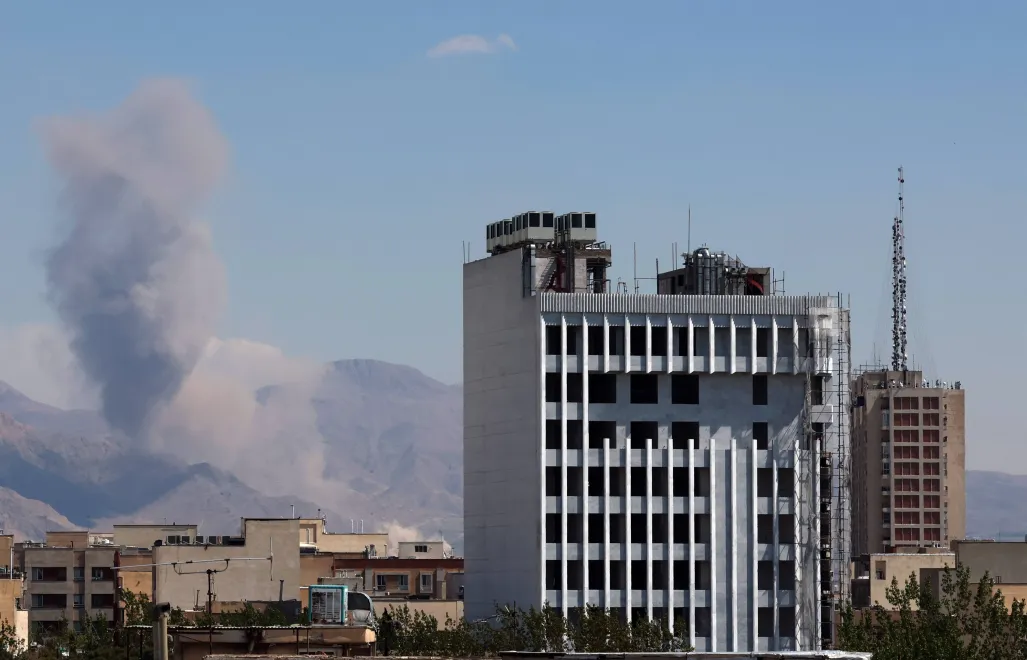 Zniszczenia w Teheranie. Fot. PAP/EPA/ABEDIN TAHERKENAREH