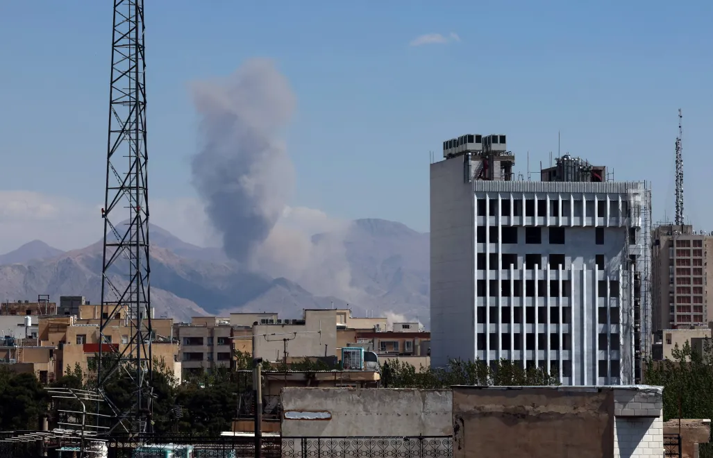 Dym nad Teheranem. Fot. PAP/EPA/ABEDIN TAHERKENAREH 