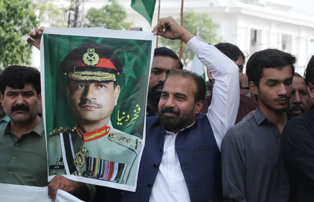 Plakaty z wizerunkiem Asima Munira, fot. PAP/EPA/A. HUSSAIN