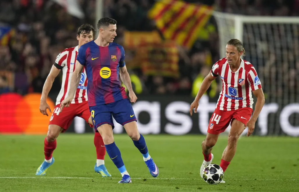 Barcelona przegrała przed własną publicznością z Atletico Madryt 0:2. Fot. PAP/EPA/Siu Wu