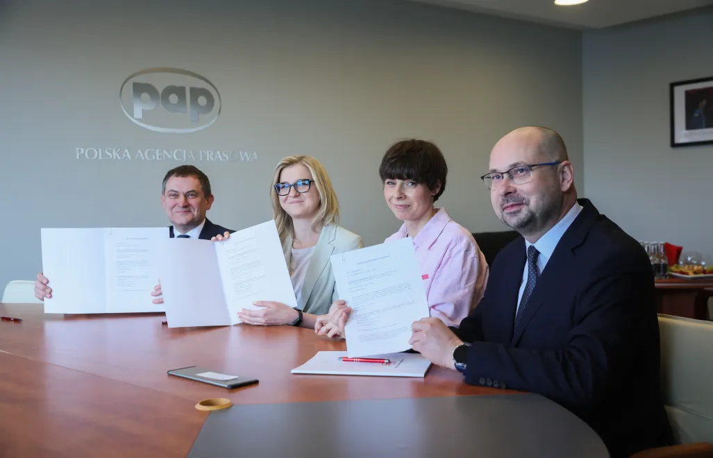 Prezes Polskiej Agencji Prasowej Marek Błoński (P), prezes zarządu Fundacji Polskiej Agencji Prasowej Magdalena Chodak (2P), członek zarządu Fundacji Polskiej Agencji Prasowej Magdalena Żuk (2L) i rektor UJ prof. Piotr Jedynak (L). Fot.  