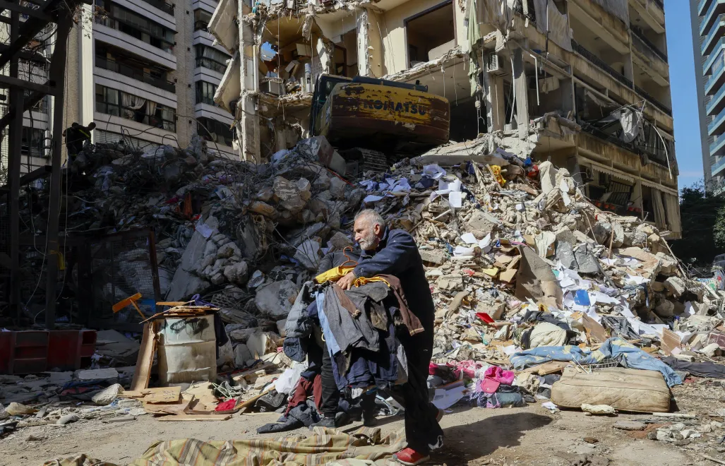 Zniszczone budynki w Bejrucie, fot. PAP/EPA/WAEL HAMZEH