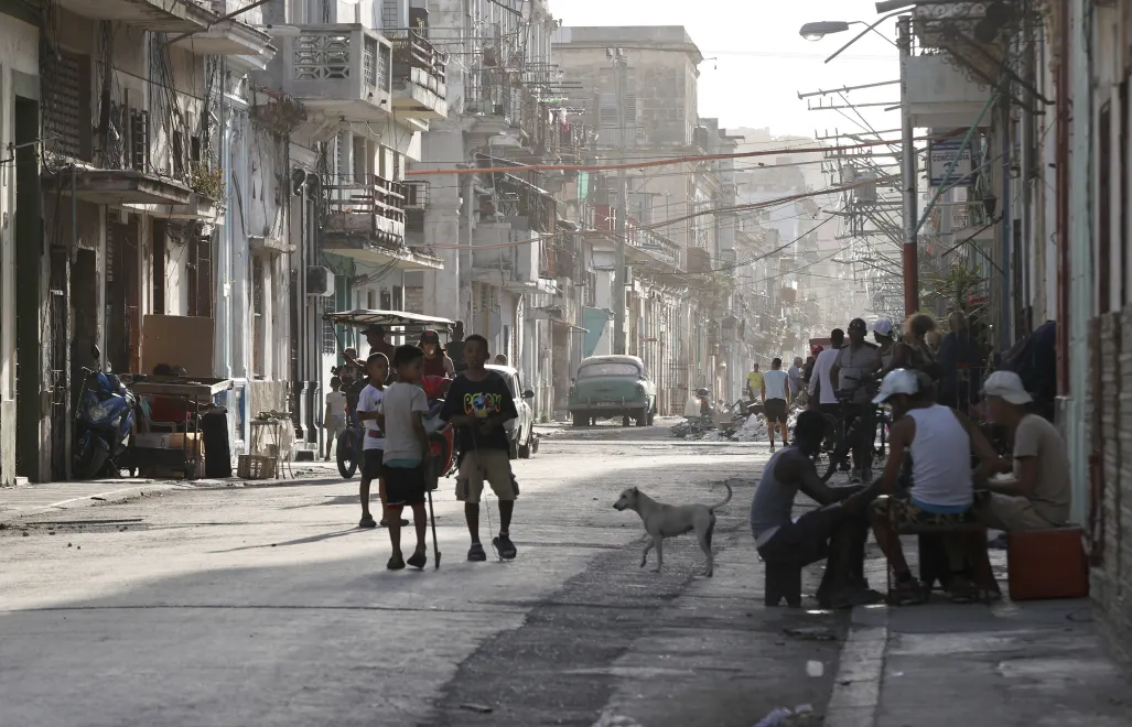 Kubańczycy w Hawanie, fot. PAP/EPA/EFE/Ernesto Mastrascusa