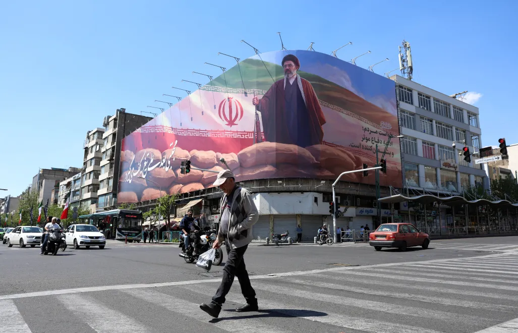 Ulice Teheranu, mural przedstawiający Ajatollaha Motdżabę Ameneia. Fot. PAP/ EPA/ABEDIN TAHERKENAREH