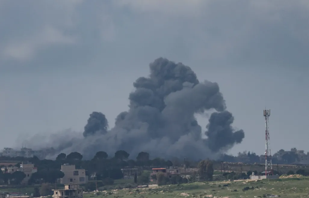 Dym po izraelskim ostrzale Fot. PAP/EPA/ATEF SAFADI