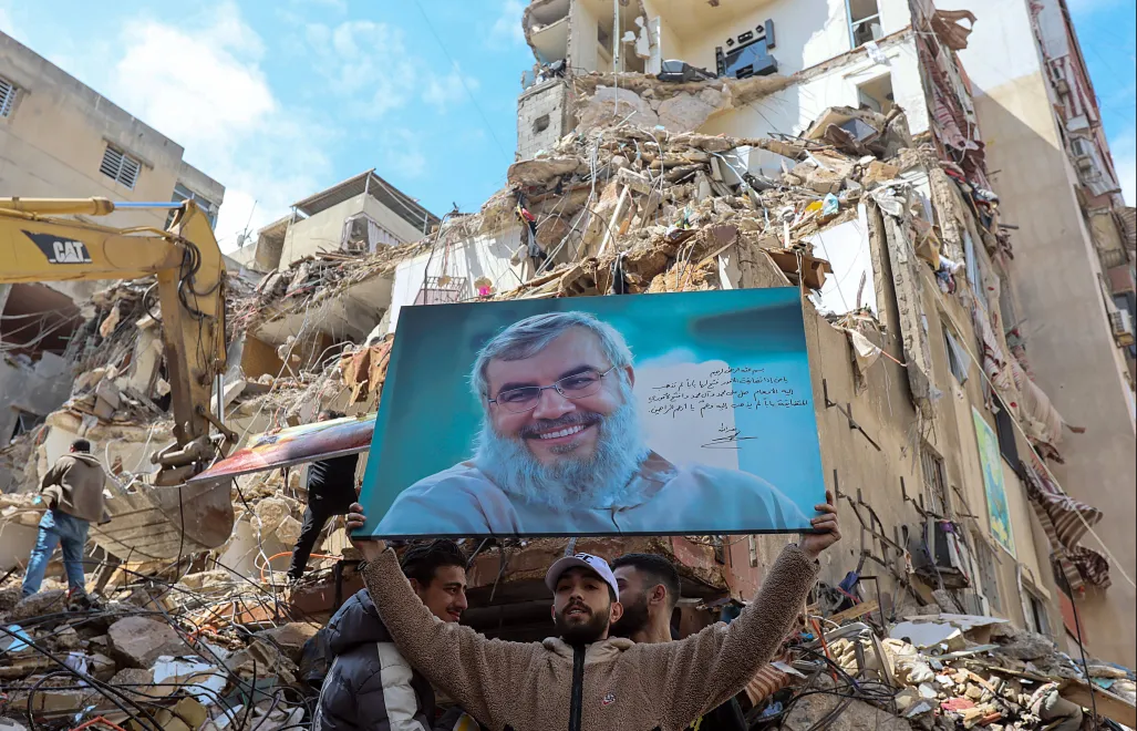 Zwolennik Hezbollahu trzyma zdjęcie zmarłego przywódcy Hassana Nasrallaha Fot. PAP/EPA/WAEL HAMZEH