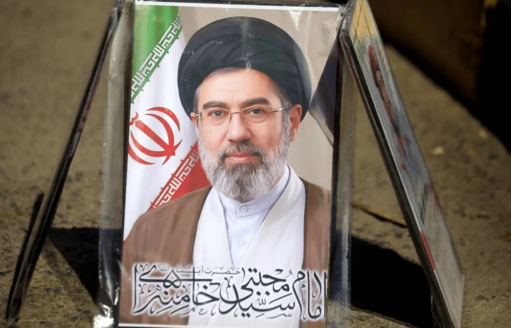 Wizerunek Modżtaby Chameneiego. Fot. PAP/EPA/YAHYA ARHAB