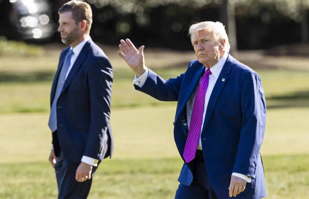 Prezydent USA Donald Trump i jego syn Eric Trump. Fot. PAP/EPA/JIM LO SCALZO