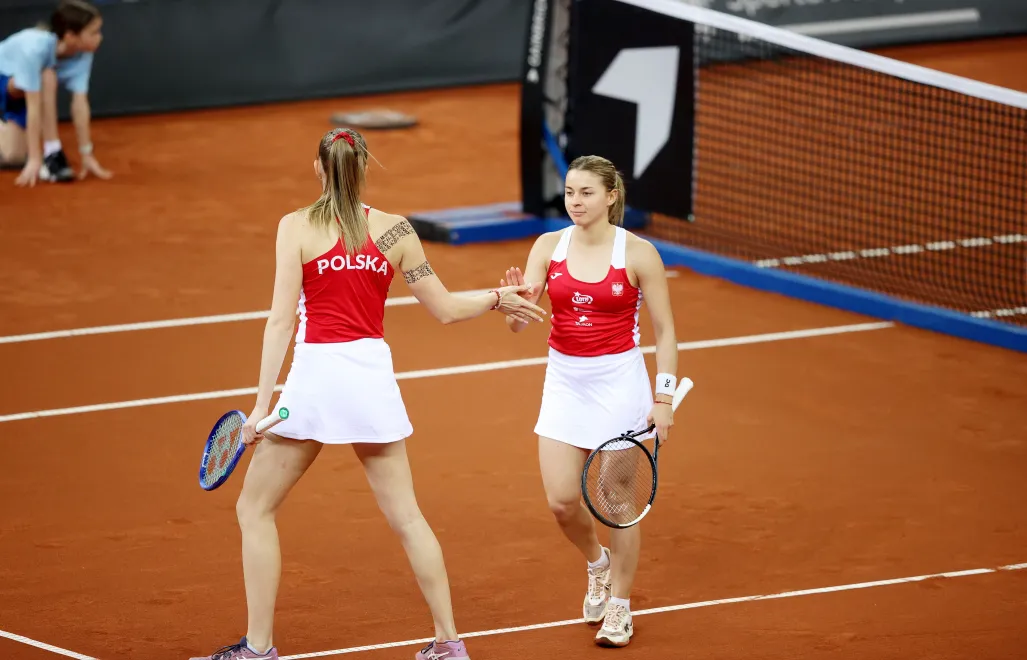 Polka Maja Chwalińska grająca w parze z Martyną Kubką w meczu gry podwójnej o awans do tenisowego turnieju finałowego Billie Jean King Cup. PAP/Jarek Praszkiewicz