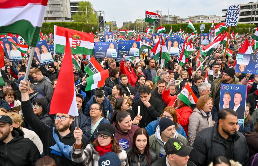 Zwolennicy partii Tisza Fot. PAP/EPA/TIBOR ILLYES