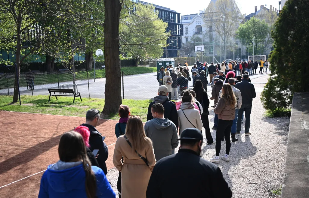 Очередь к избирательному участку в Будапеште. Fot. PAP/EPA/Attila Kovacs