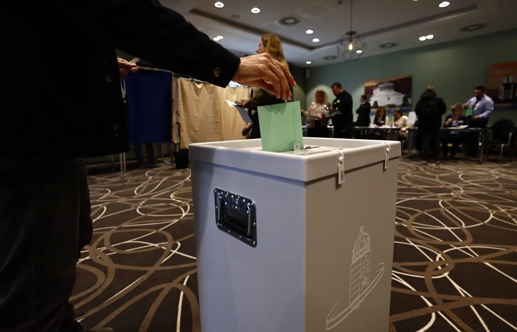 Урна для голосування на виборчій дільниці в Угорщині. Fot. PAP/EPA/ANNA SZILAGYI