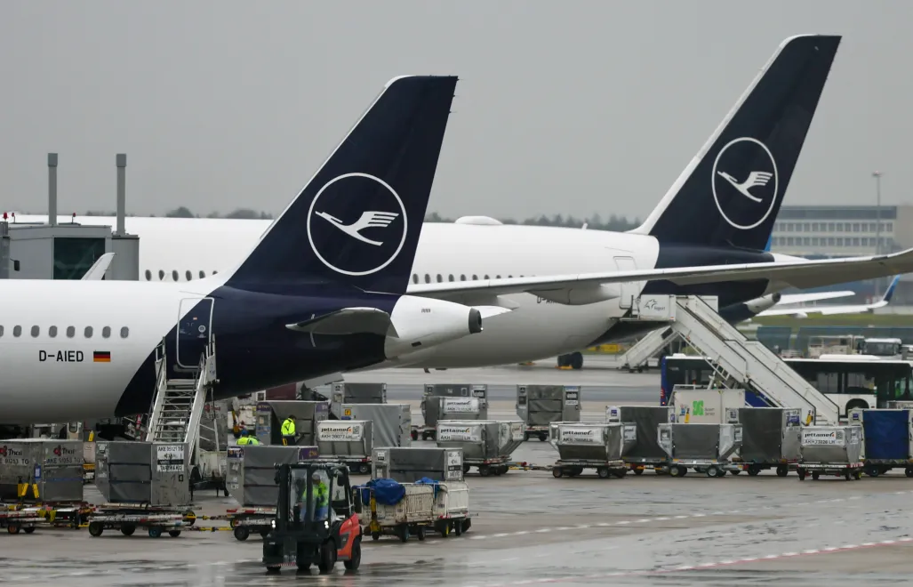 Samoloty linii lotniczych Lufthansa. Fot. PAP/EPA/RONALD WITTEK