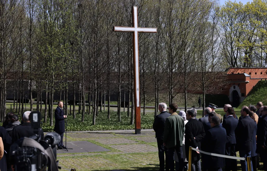 Кароль Навроцький (у центрі) на урочистостях у Катинському музеї у Варшаві. Fot. PAP/Albert Zawada