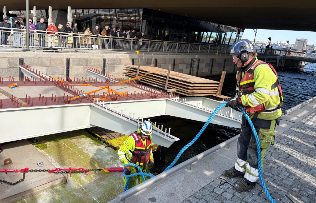 Transport fragmentu wyprodukowanej w Polsce kładki przez śluzę w sztokholmskiej dzielnicy dzielnicy Slussen. Fot. PAP/Daniel Zyśk