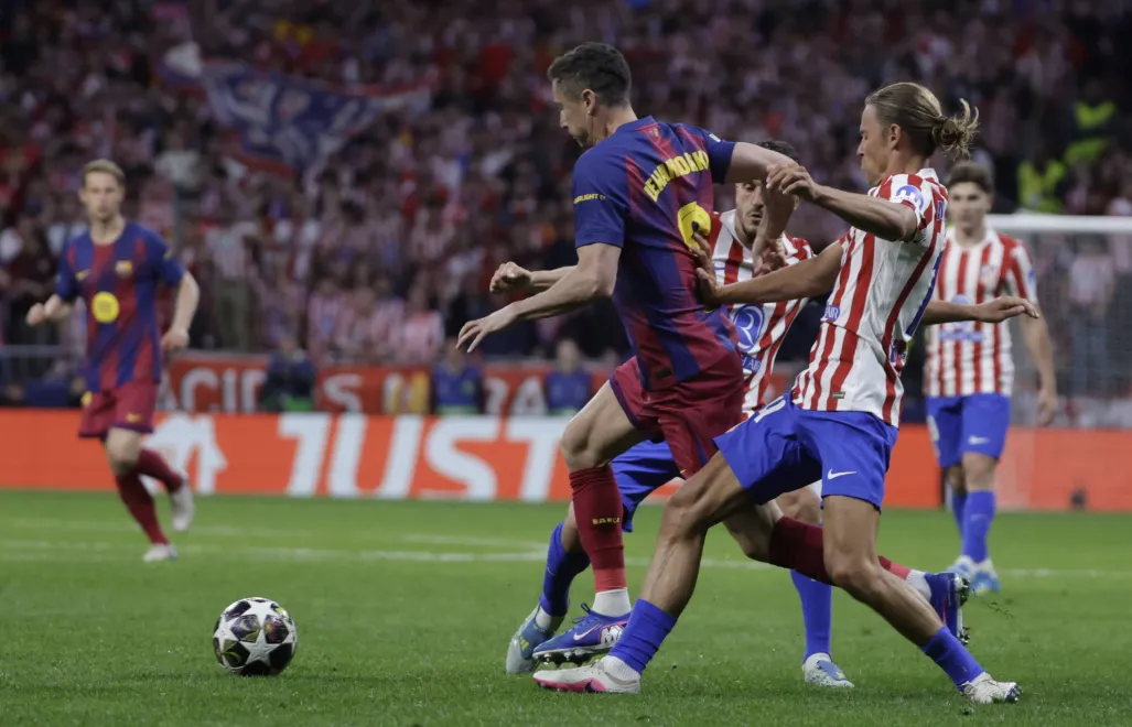 Robert Lewandowski w pojedynku z Marcosem Llorente. Fot. PAP/EPA/JUANJO MARTIN
