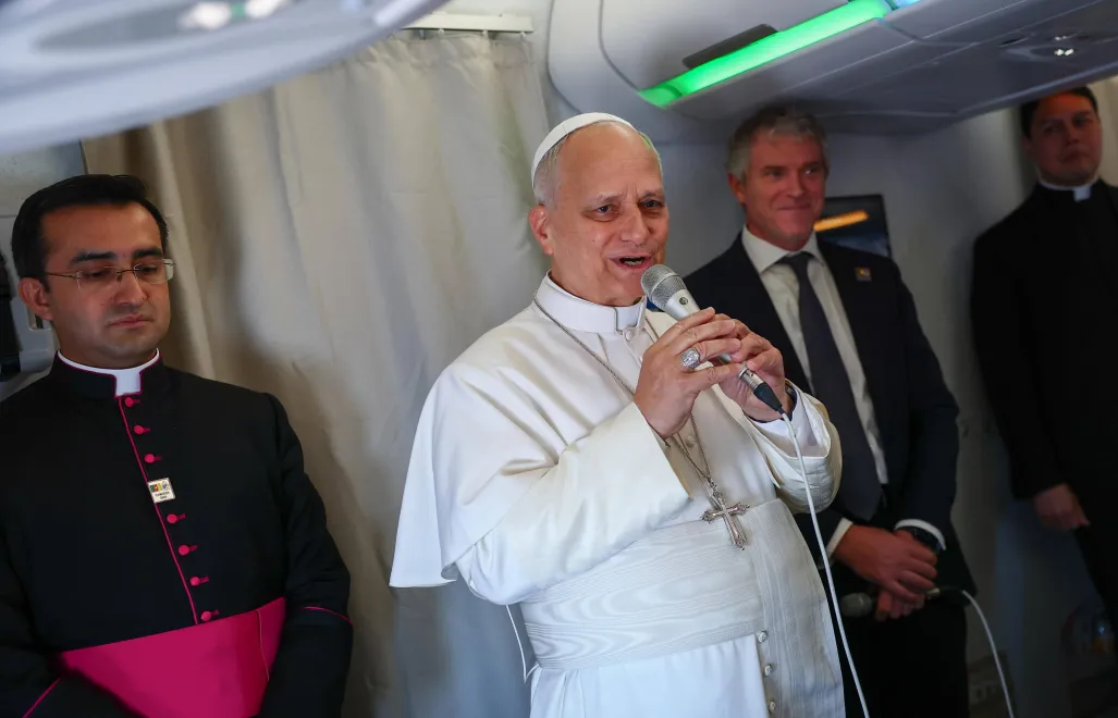 Leon XIV na pokładzie samolotu z Algier do Jaunde, fot. PAP/EPA/REUTERS POOL via ANSA