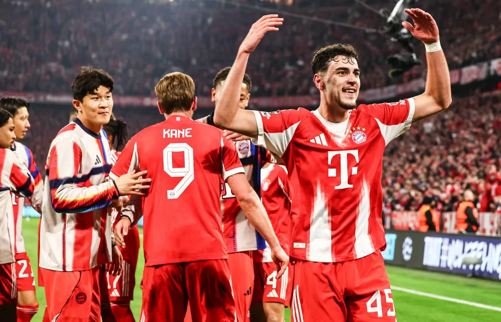 Piłkarz Bayernu Monachium Aleksandar Pavlovic. Fot. PAP/EPA/ANNA SZILAGYI