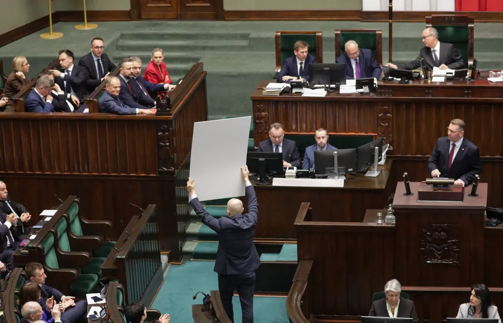 Posłowie prezentują baner na sali plenarnej Sejmu, fot. PAP/Tomasz Gzell