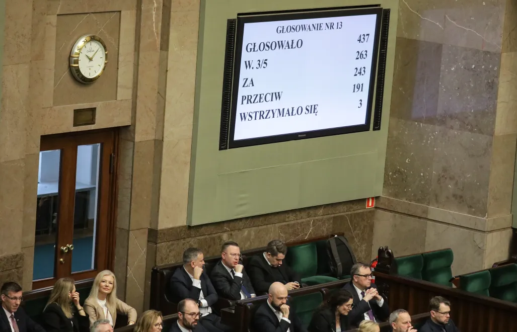 Результати голосування щодо повторного ухвалення закону про ринок криптоактивів у Сеймі Польщі. Fot. PAP/Tomasz Gzell