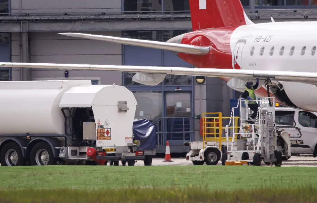 Uzupełnianie paliwa w samolocie, zdjęcie ilustracyjne, fot. PAP/EPA/TOLGA AKMEN