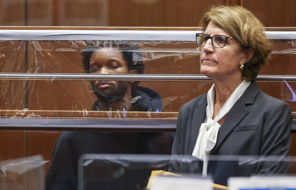 Anthony "D4vd" Burke i obrońca Marilyn Bednarski. Fot. PAP/EPA/TED SOQUI 