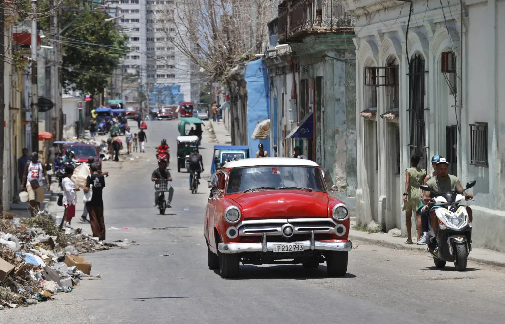 Mieszkańcy na ulicach Hawany, fot. PAP/EPA/EFE/ERNESTO MASTRASCUSA