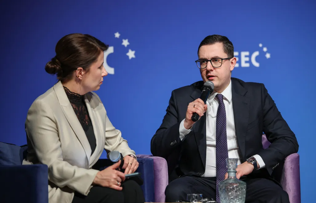 Minister energii Miłosz Motyka oraz redaktorka naczelna WNP.pl Aleksandra Helbin podczas rozmowy w ramach Europejskiego Kongresu Gospodarczego w Katowicach, fot. PAP/Łukasz Gągulski
