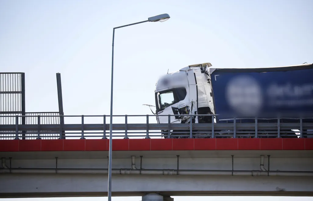 Miejsce wypadku ciężarówki na łącznicy trasy S8 z S2 w Warszawie, fot. PAP/Leszek Szymański
