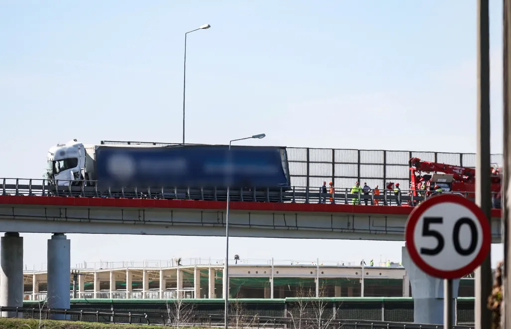  Miejsce wypadku ciężarówki na łącznicy trasy S8 z S2 w Warszawie, fot. PAP/Leszek Szymański