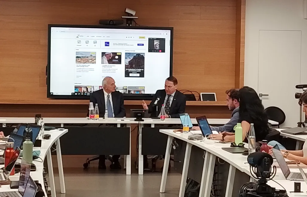 Радослав Сикорский во время общения со студентами университета Луиса в Риме. Fot. PAP/Sylwia Wysocka