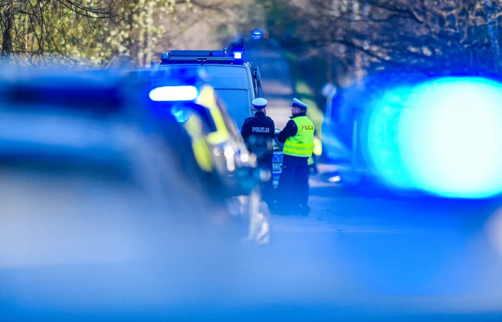 Policjanci pod nadzorem prokuratora prowadzą czynności na miejscu wypadku. Fot. PAP/Art Service (zdjęcie ilustracyjne)