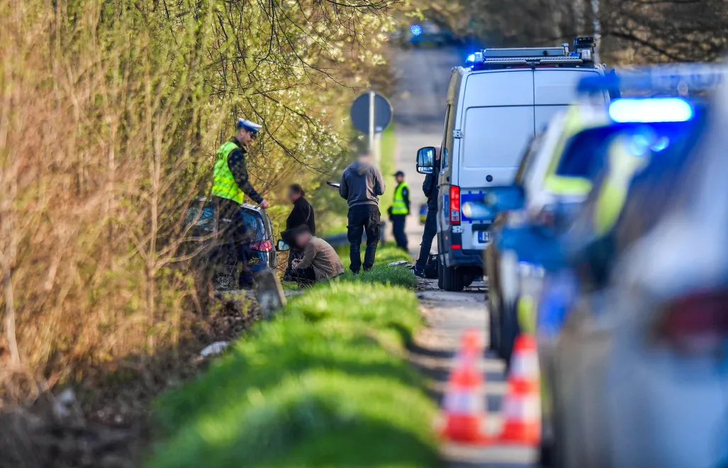 Policja i prokuratura pracują na miejscu wypadku w Dąbrowie Górniczej, w którym zginął poseł Lewicy, Łukasz Litewka. Fot. PAP/Art Service