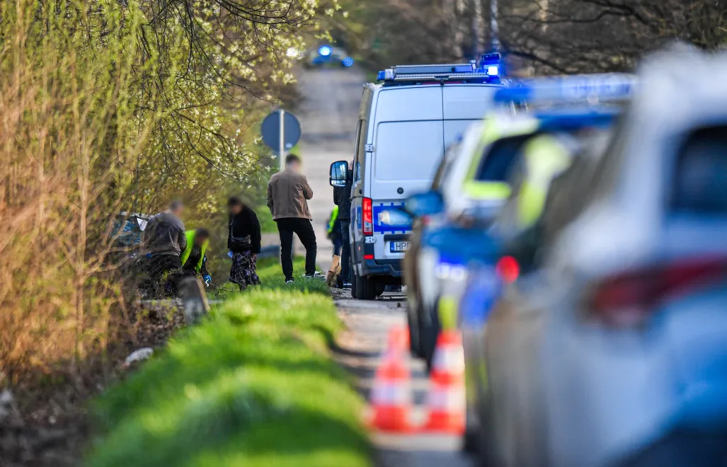  Policja i prokuratura pracują na miejscu wypadku w Dąbrowie Górniczej gdzie zginął poseł Lewicy, Łukasz Litewka. Fot. PAP/Art Service