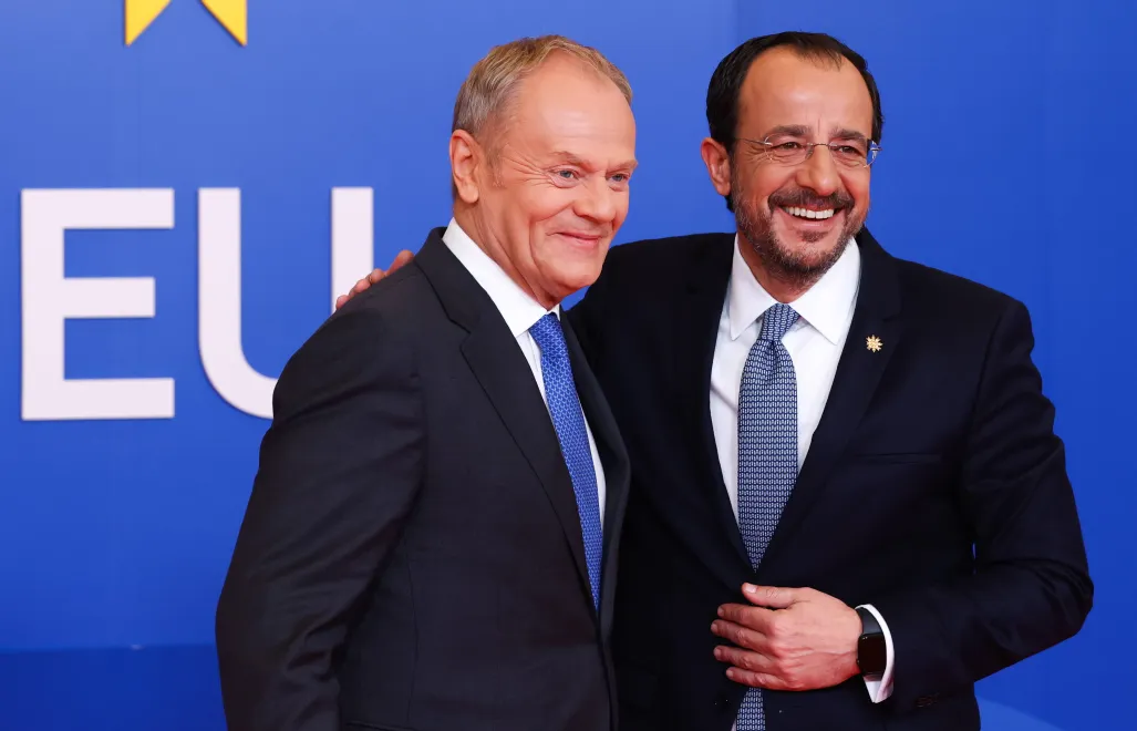 Президент Кіпру Нікос Христодулідіс (праворуч) вітає прем'єр-міністра Польщі Дональда Туска (ліворуч) в день саміту лідерів Європейського Союзу та регіональних партнерів у Нікосії (Лефкосії), Кіпр, 24 квітня 2026 року. Fot. PAP/EPA/YVES HERMAN / POOL