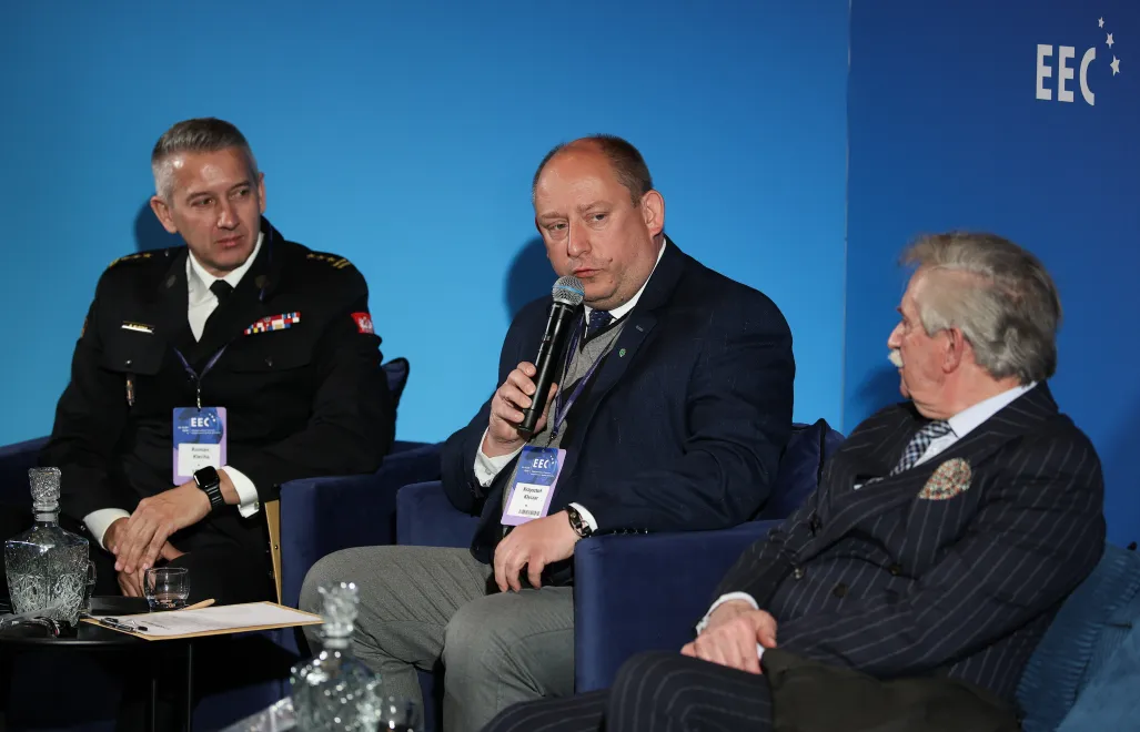 Od lewej: zastępca Śląskiego Komendanta Wojewódzkiego Państwowej Straży Pożarnej Roman Klecha, wojewoda małopolski Krzysztof Klęczar oraz wiceprezes zarządu Stowarzyszenia Euro-Atlantyckiego, gen. dyw. WP w stanie spoczynku Leon Komornicki	Fot. PAP/Łukasz Gągulski