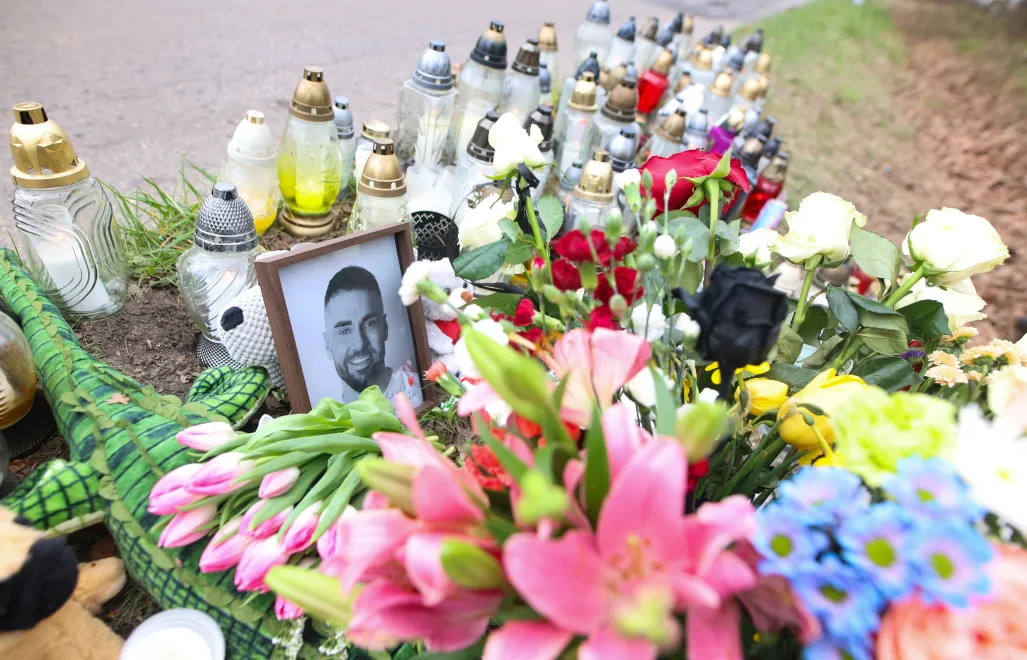  Kwiaty i znicze pozostawione w miejscu tragicznego wypadku posła Lewicy Łukasza Litewki przy ul. Kazimierzowskiej w Dąbrowie Górniczej. Fot. PAP/Art Service